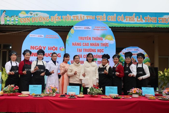 Ban Giám khảo chụp ảnh lưu niệm cùng giáo viên, phụ huynh tham gia phần thi "Bữa ăn dinh dưỡng cho bé".