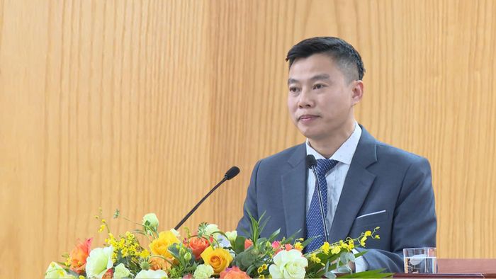 Đại biểu tham luận tại buổi gặp mặt.