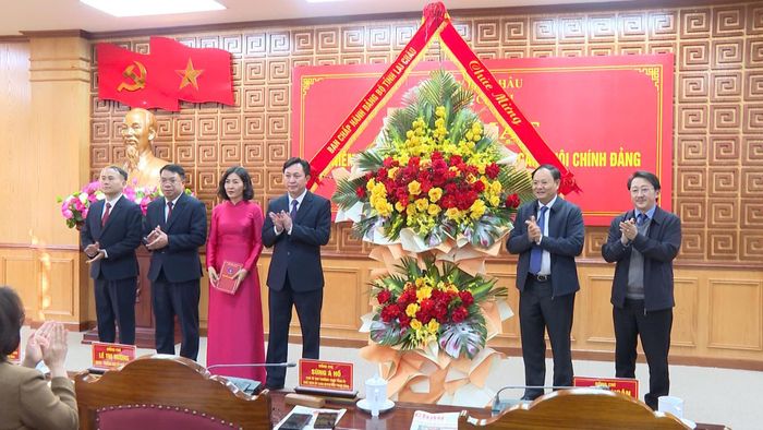Đồng chí Lê Minh Ngân - Bí thư Tỉnh ủy; Sùng A Hồ - Phó Bí thư Thường trực Tỉnh ủy, Chủ tịch Ủy ban MTTQ Việt Nam tỉnh tặng hoa chúc mừng Ban Nội chính Tỉnh ủy.