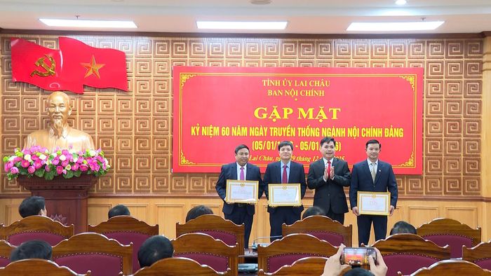 Đồng chí Nguyễn Văn Long - Phó Vụ trưởng Vụ Địa phương I trao Bằng khen của Ban Nội chính Trung ương cho 1 tập thể và 2 cá nhân.
