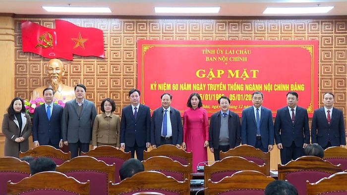 Các đồng chí lãnh đạo tỉnh chụp ảnh lưu niệm với Ban Nội chính Tỉnh ủy.