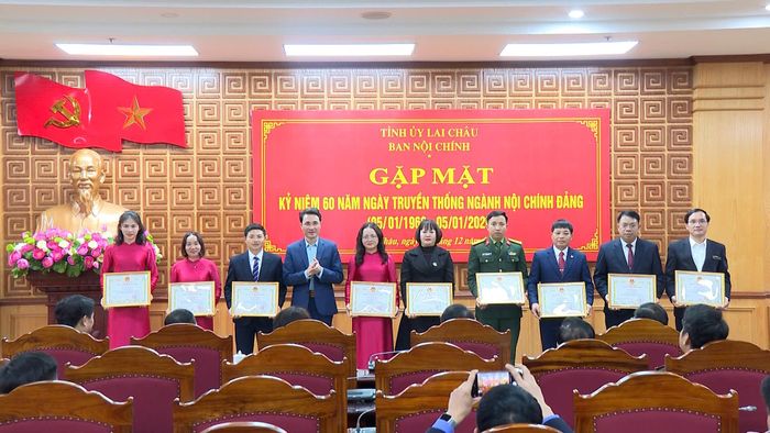 Đồng chí Hà Trọng Hải - Phó Chủ tịch UBND tỉnh trao Bằng khen của Chủ tịch UBND tỉnh cho các cá nhân.