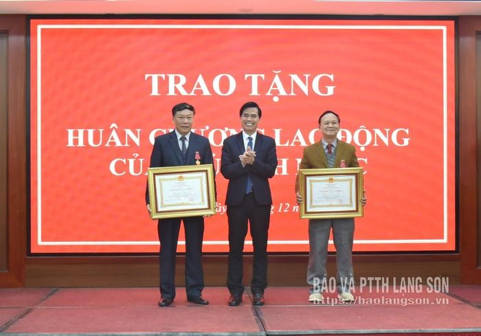 Thừa ủy quyền, đồng chí Hoàng Quốc Khánh, Bí thư Tỉnh ủy trao Huân chương Lao động hạng Ba cho các đồng chí nguyên là lãnh đạo Ban Nội chính Tỉnh ủy