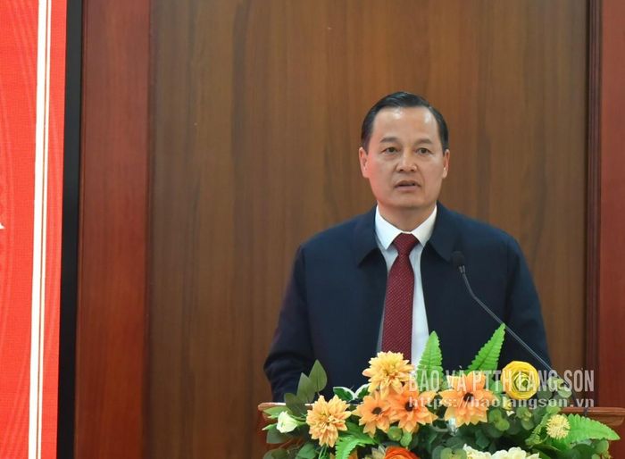 Đồng chí Phùng Quang Hội, Ủy viên Ban Thường vụ Tỉnh ủy, Bí thư Đảng ủy phường Đông Kinh phát biểu tham luận tại hội nghị