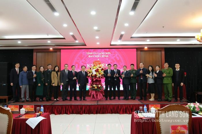 Đồng chí Bí thư Tỉnh ủy và các đồng chí Ủy viên Ban Thường vụ Tỉnh ủy tặng hoa chúc mừng ngành Nội chính Đảng của tỉnh nhân kỷ niệm 60 năm ngày truyền thống