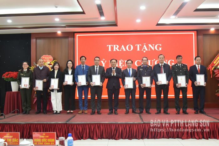 Đồng chí Lương Trọng Quỳnh, Ủy viên Ban Thường vụ Tỉnh ủy, Trưởng Ban Nội chính Tỉnh ủy trao Kỷ niệm chương "Vì sự nghiệp Nội chính Đảng" cho các cá nhân tiêu biểu