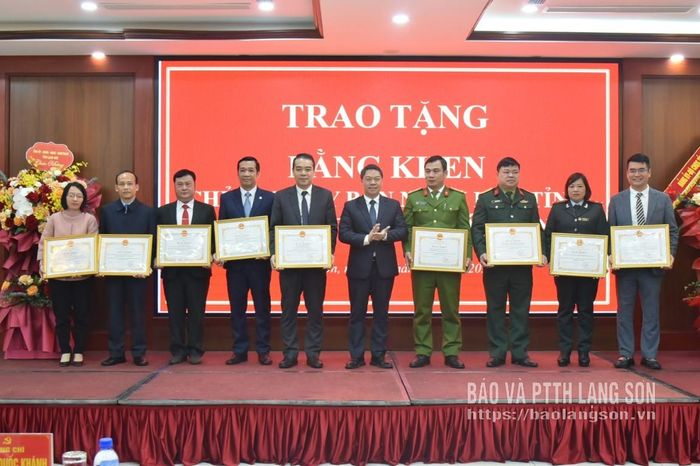 Đồng chí Đoàn Thanh Sơn, Phó Chủ tịch UBND tỉnh trao Bằng khen của Chủ tịch UBND tỉnh cho các tập thể, cá nhân xuất sắc