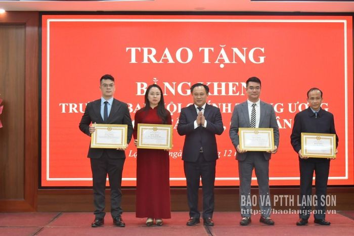 Lãnh đạo Ban Nội chính Tỉnh ủy trao bằng khen của Ban Nội chính Trung ươngcho các tập thể, cá nhân xuất sắc