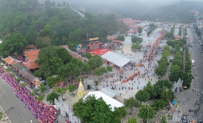Du khách chiêm bái và tham quan đền Bảo Hà.