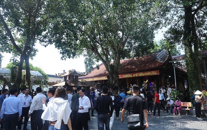  Du khách đến tham quan đền Bảo Hà. 