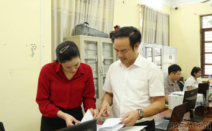  Lãnh đạo xã Bảo Hà trao đổi nhiệm vụ chuyên môn. 