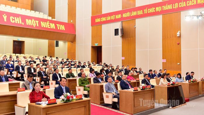 Các đồng chí Thường trực Tỉnh ủy và các đại biểu dự lễ kỷ niệm.