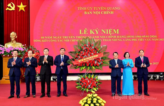 Bí thư Tỉnh ủy Hầu A Lềnh tặng lẵng hoa chúc mừng Ban Nội chính Tỉnh ủy.