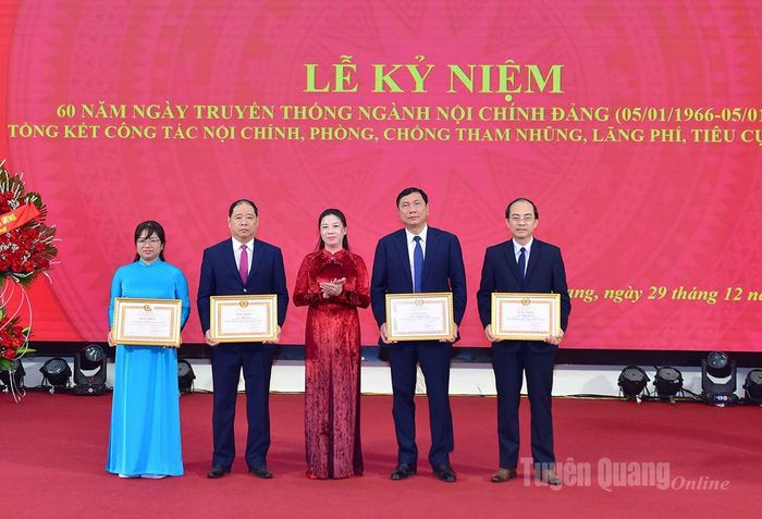 Phó Bí Thư Thường trực Tỉnh ủy Lê Thị Kim Dung trao Bằng khen của Ban Nội chính Trung ương tặng các tập thể, cá nhân.