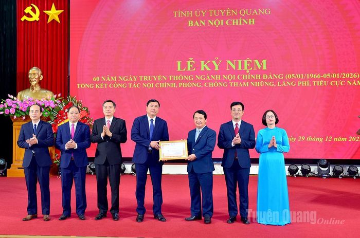 Bí thư Tỉnh ủy Hầu A Lềnh trao Bằng khen của Ban Nội chính Trung ương tặng Ban Nội chính Tỉnh ủy.