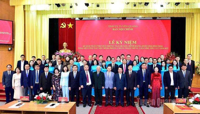 Các đồng chí lãnh đạo, nguyên lãnh đạo tỉnh và các đại biểu chụp ảnh cùng tập thể Ban Nội chính Tỉnh ủy.