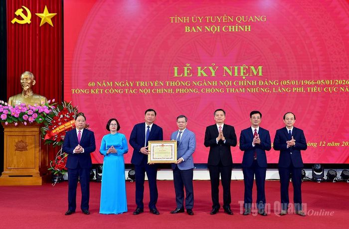Đồng chí Chủ tịch HĐND tỉnh Nguyễn Văn Sơn trao Bằng khen cho tập thể Ban Nội chính Tỉnh ủy.