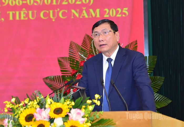 Trưởng ban Nội chính Tỉnh ủy Phùng Tiến Quân trình bày diễn văn ôn lại truyền thống ngành Nội chính Đảng.