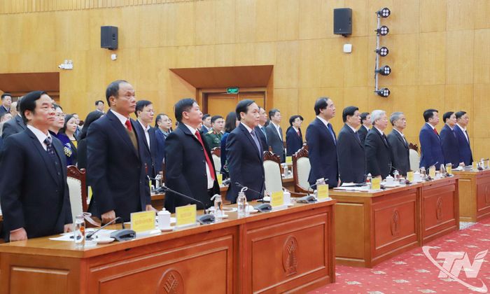 Các đại biểu thực hiện nghi thức Chào cờ.