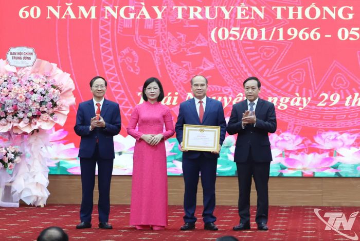 Đồng chí Nguyễn Thanh Hải, Phó Trưởng Ban Nội chính Trung ương, trao Bằng khen của Ban Nội chính Trung ương tặng tập thể Ban Nội chính Tỉnh ủy Thái Nguyên.