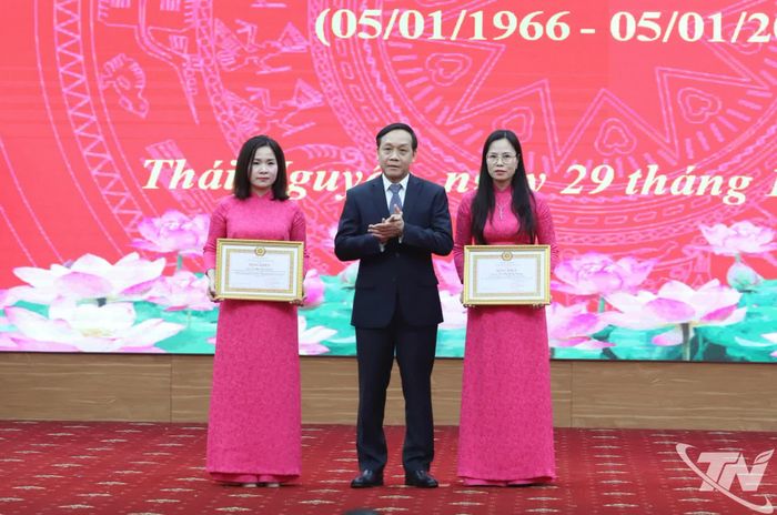 Đồng chí Nguyễn Thanh Hải, Phó Trưởng Ban Nội chính Trung ương, trao Bằng khen của Ban Nội chính Trung ương tặng 2 cá nhân.