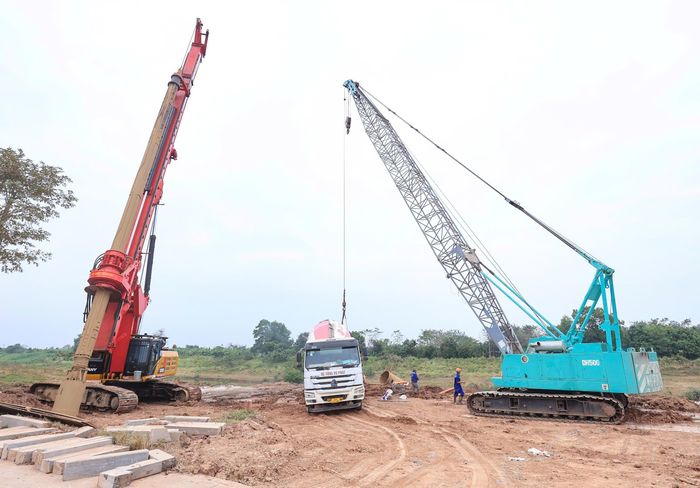 Kỹ sư Nguyễn Văn Lực, cán bộ kỹ thuật hiện trường cho biết, trên phạm vi thực hiện dự án, Tập đoàn Thành Huy phụ trách hơn 2km đường dẫn, 5 nhịp cầu, 40 trụ với tổng số 40 cọc khoan nhồi.