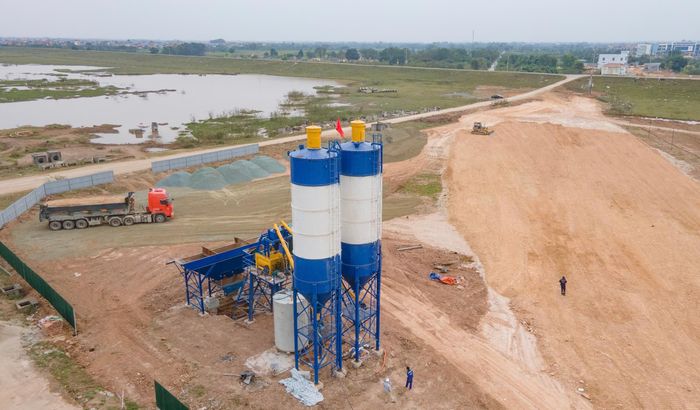 Riêng đối với phần đường, đại diện Tập đoàn Thành Huy cho biết, hiện tại, nhà thầu mới nhận bàn giao khoảng 400m mặt bằng. Diện tích còn lại vẫn đang vướng. "Theo thiết kế, trên phạm vi thi công đường của đơn vị, có 4 vị trí phải xử lý đất yếu. Chúng tôi mong muốn địa phương sớm bàn giao mặt bằng để việc triển khai được đồng bộ, kịp thời", đại diện Thành Huy chia sẻ.