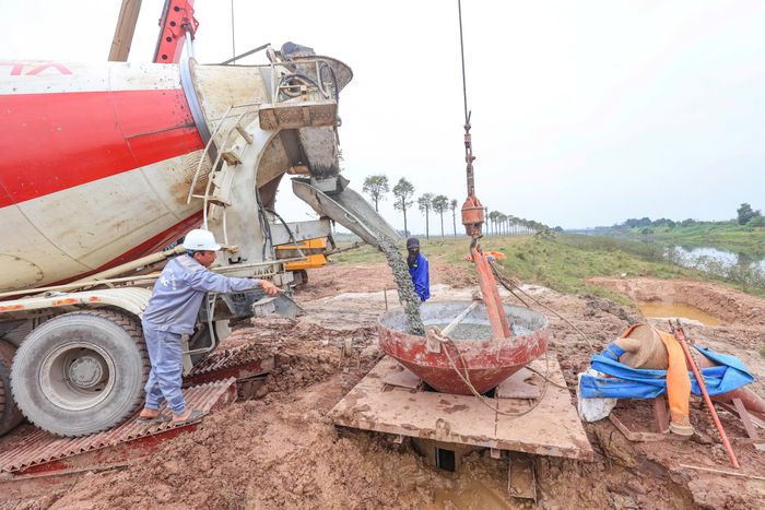 Tính đến 27/12, có 4 cọc khoan nhồi đã được Tập đoàn Thành Huy hoàn thành và dự kiến sẽ hoàn thành toàn bộ trước Tết Nguyên đán. "Hiện tại, chúng tôi đang làm 3 ngày 2 cọc. Đáp ứng mục tiêu đề ra, tới đây, nhà thầu sẽ tiếp tục bổ sung nhân lực, máy móc, thi công ngày đêm để tăng công suất lên 2 ngày 3 cọc", kỹ sư Nguyễn Văn Lực thông tin.