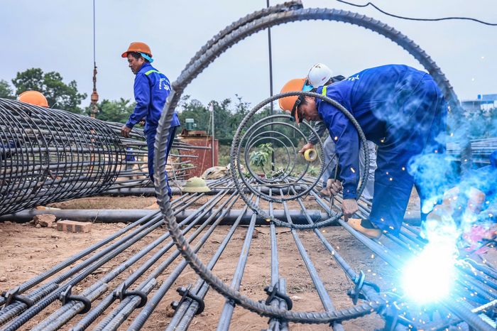 Công nhân làm cốt thép phục vụ thi công cọc khoan nhồi.