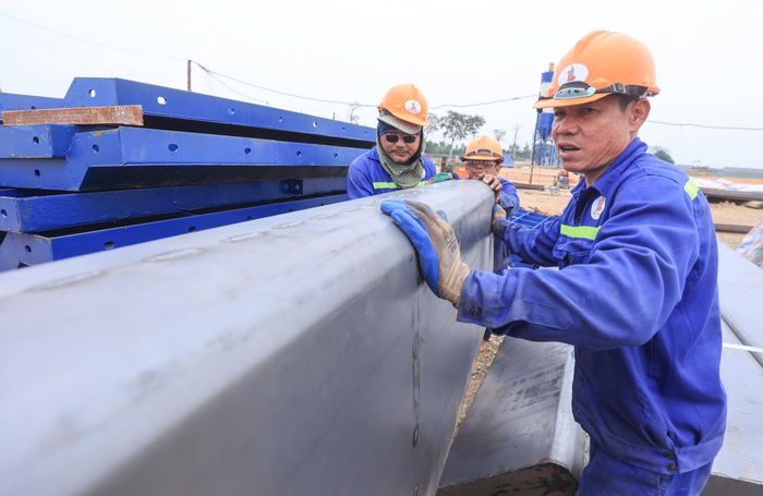 Phục vụ thi công, hạng mục dầm được nhà thầu chuẩn bị từ sớm.
