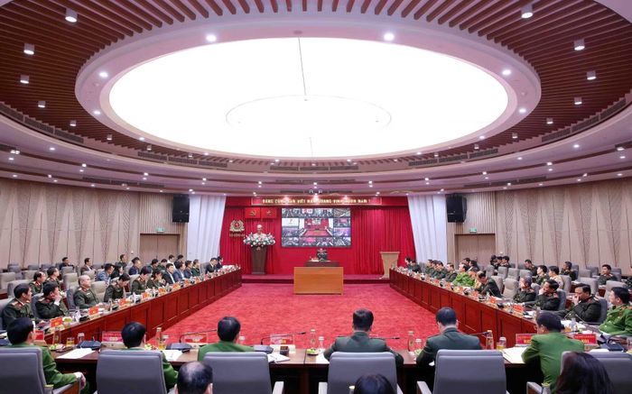 Hội nghị được tổ chức trực tiếp kết hợp trực tuyến từ hội trường Bộ Công an đến hội trường Công an các đơn vị, địa phương.