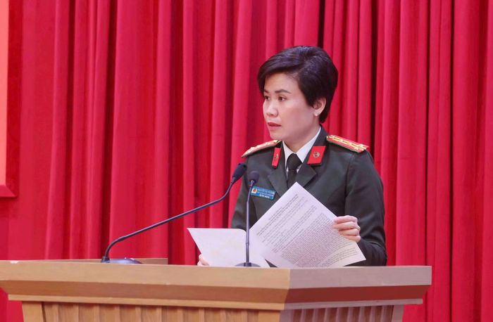 Đại tá Nguyễn Thị Phương, Phó Chánh Văn phòng Bộ Công an trình bày báo cáo tại hội nghị.