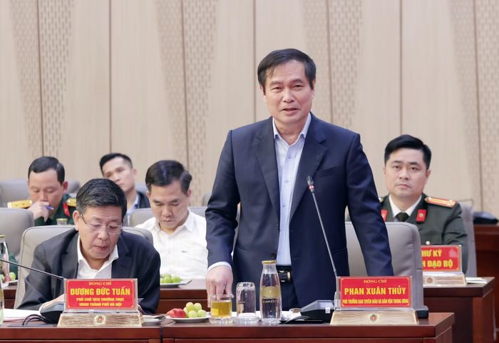 Các đại biểu thảo luận tại hội nghị.