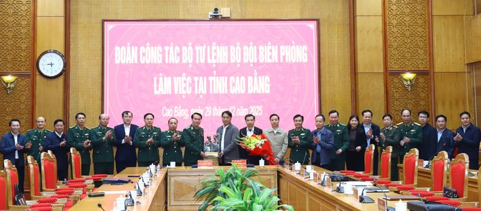 Bộ Tư lệnh Bộ đội Biên phòng trao Tượng đài “Bác Hồ với chiến sĩ Bộ đội Biên phòng” tặng tỉnh Cao Bằng.