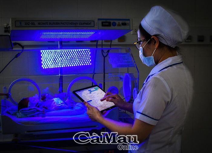 Các cơ sở khám chữa bệnh trên địa bàn tỉnh đã triển khai hồ sơ bệnh án điện tử. Việc ứng dụng công nghệ thông tin giúp nâng cao chất lượng phục vụ người bệnh, đồng thời hỗ trợ công tác quản lý, điều hành của ngành y tế. (Ảnh chụp tại Bệnh viện Sản - Nhi Cà Mau).