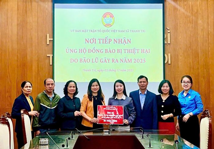 Thôn Cổ Điển B quyên góp ủng hộ đồng bào bị thiệt hại do bão lũ gây ra năm 2025. Ảnh: Thanh Hồng
