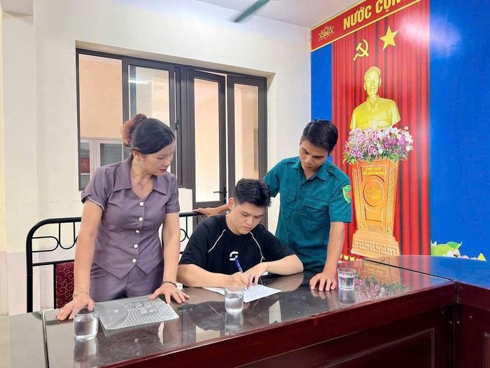 Bà Nguyễn Thị Lan tham gia cùng với Ban Chỉ huy quân sự xã vận động thanh niên tham gia nghĩa vụ quân sự. Ảnh: Thanh Hồng