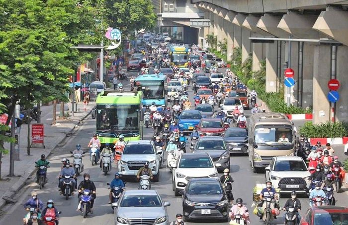Tuyến đường Nguyễn Trãi có lưu lượng phương tiện vượt gấp 2,5-3,2 lần thiết kế, dẫn đến thường xuyên bị ùn tắc. Ảnh: Lê Khánh