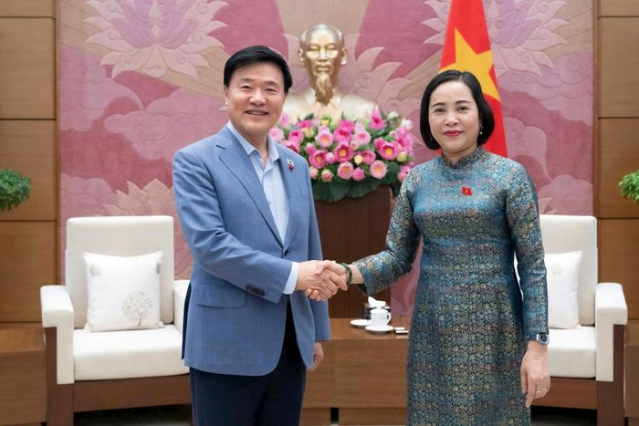 Phó Chủ tịch Quốc hội Nguyễn Thị Thanh với Giáo sư Kim Hak-Min.