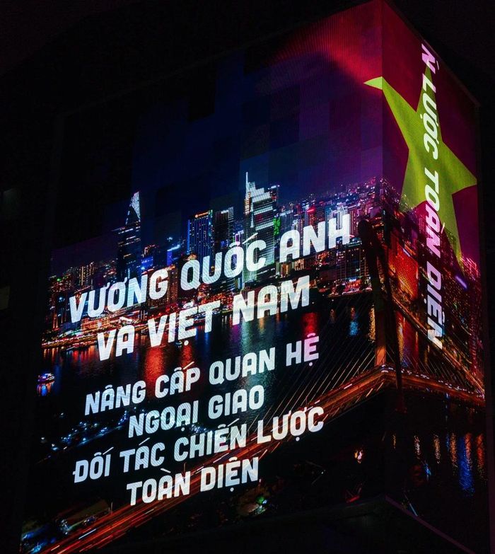  Từ tối 29-12-2025 đến 9-1-2026, tháp Saigon Marina IFC rực sáng biểu tượng hai nước, đánh dấu mốc son quan hệ Đối tác Chiến lược Toàn diện Việt Nam - Vương quốc Anh và hợp tác TP.HCM - Liverpool. Ảnh: Tổng Lãnh sự quán Anh tại TP.HCM 