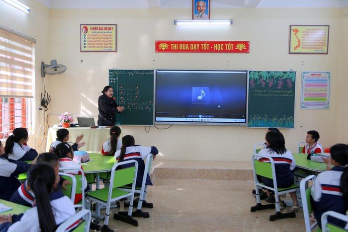 Cô giáo, ca nương Trịnh Thị Hoài Nam, Chủ nhiệm Câu lạc bộ ca trù Trường Tiểu học Hòa Bình, hướng dẫn học sinh tìm hiểu về ca trù. Ảnh: Minh Thu - TTXVN