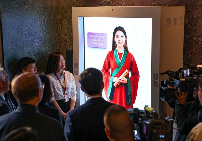 Lễ tân ảo AI - ứng dụng trí tuệ nhân tạo kết hợp camera nhận diện và cảm biến chuyển động có khả năng tương tác, trả lời trực tiếp các câu hỏi của khách tham quan về triều đại nhà Lý và lịch sử Việt Nam bằng giọng nói tự nhiên, kết hợp cùng hình ảnh minh họa sinh động, tạo nên một phương thức tiếp cận kiến thức đầy lôi cuốn. Ảnh: Thanh Tùng - TTXVN