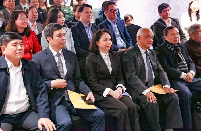 Phó Chủ tịch UBND thành phố Hà Nội Vũ Thu Hà cùng các đại biểu theo dõi vở "Kinh đô Thăng Long" bằng công nghệ 3D mapping. Ảnh: Thanh Tùng - TTXVN