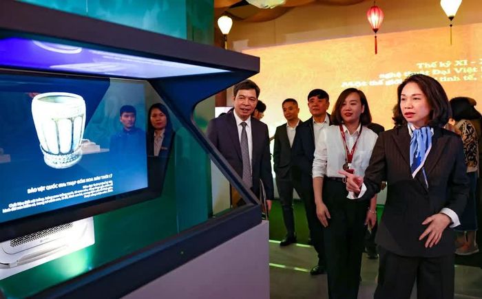 Phó Chủ tịch UBND thành phố Hà Nội Vũ Thu Hà cùng các đại biểu tham quan không gian trải nghiệm số. Ảnh: Thanh Tùng - TTXVN
