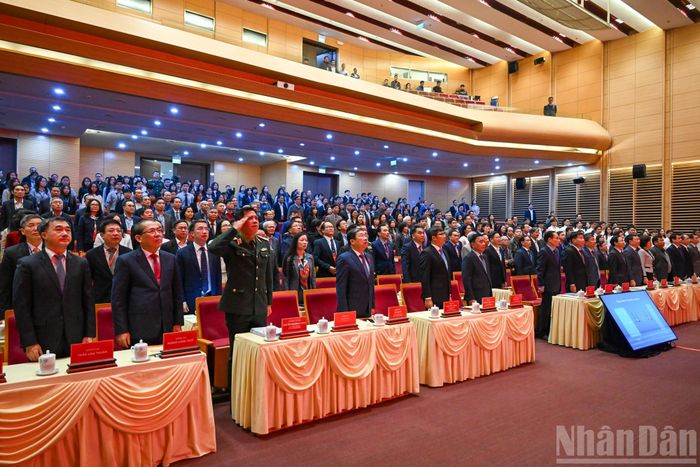 Các đồng chí lãnh đạo Đảng, Nhà nước và các đại biểu thực hiện nghi thức chào cờ. (Ảnh: DUY LINH)