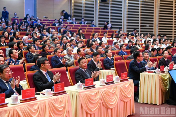 Các đồng chí lãnh đạo Đảng, Nhà nước và các đại biểu dự hội nghị. (Ảnh: DUY LINH)