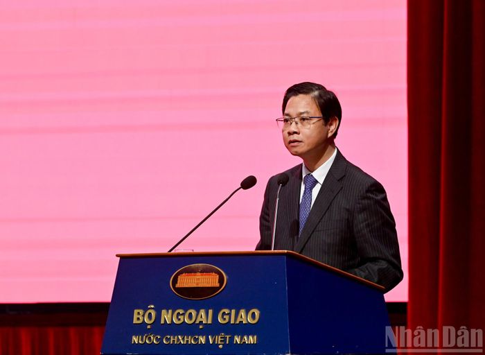 Thứ trưởng Ngoại giao Ngô Lê Văn trình bày báo cáo tại hội nghị. (Ảnh: DUY LINH)