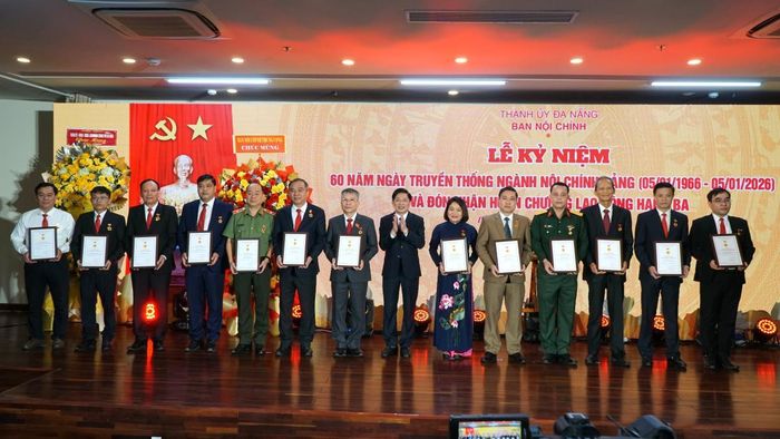 Các đồng chí nhận Kỷ niệm chương "Vì sự nghiệp ngành Nội chính".