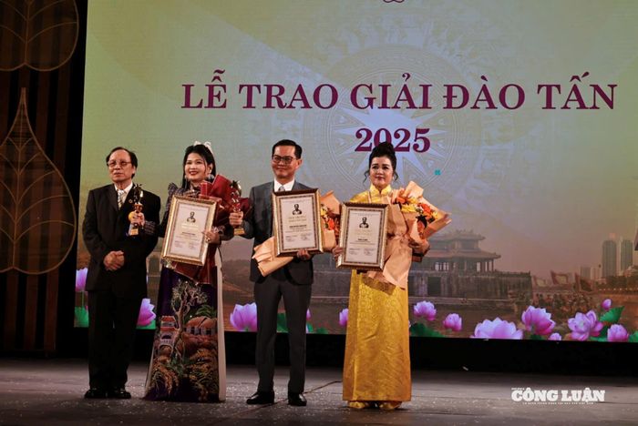 NSND Trung Hiếu, đạo diễn Thanh Hiệp và NSND Hồ Ngọc Trinh vinh dự nhận Giải thưởng Đào Tấn 2025.