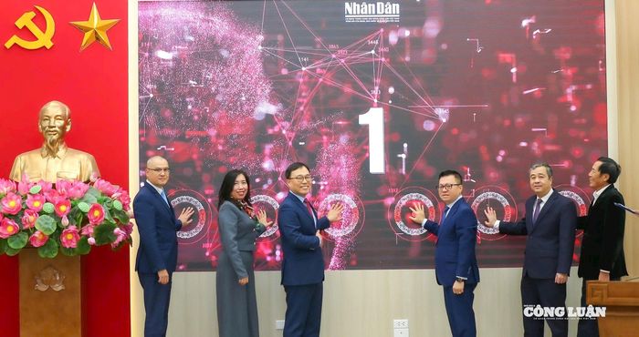Các đại biểu bám nút khai trương trang Nhân Dân điện tử tiếng Hàn Quốc.